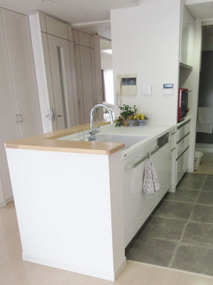 L型キッチンから2列配置の対面キッチンに